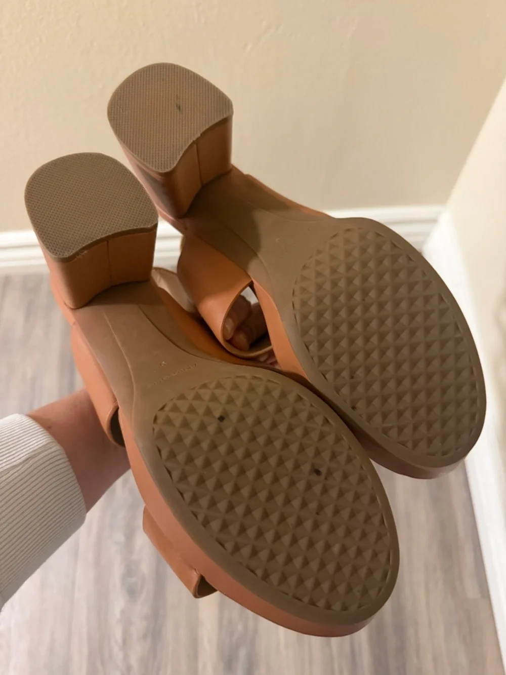 AEROSOLES “Camera” Platform Heel Sandals with Slingback Gold Buckle Detail - Picture 4 of 4